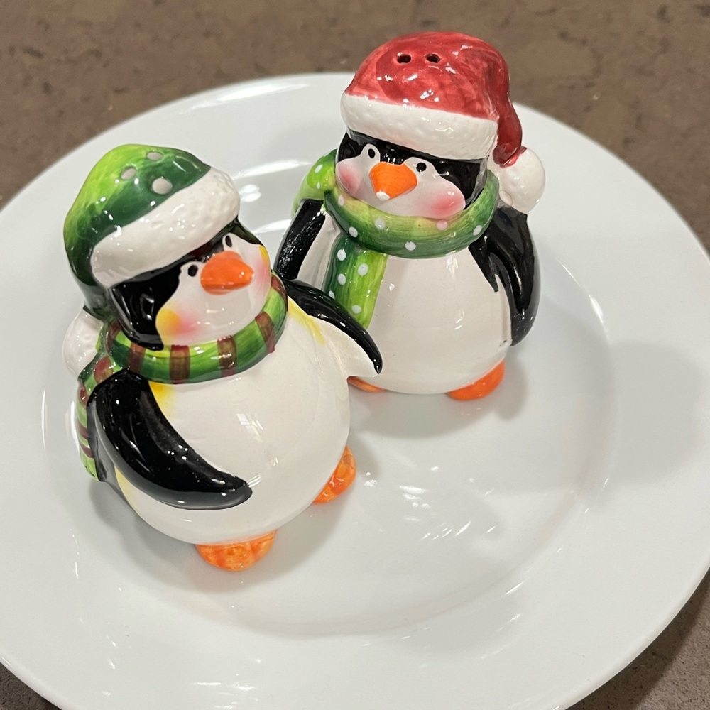 Vintagee GKR penguin salt & pepper set